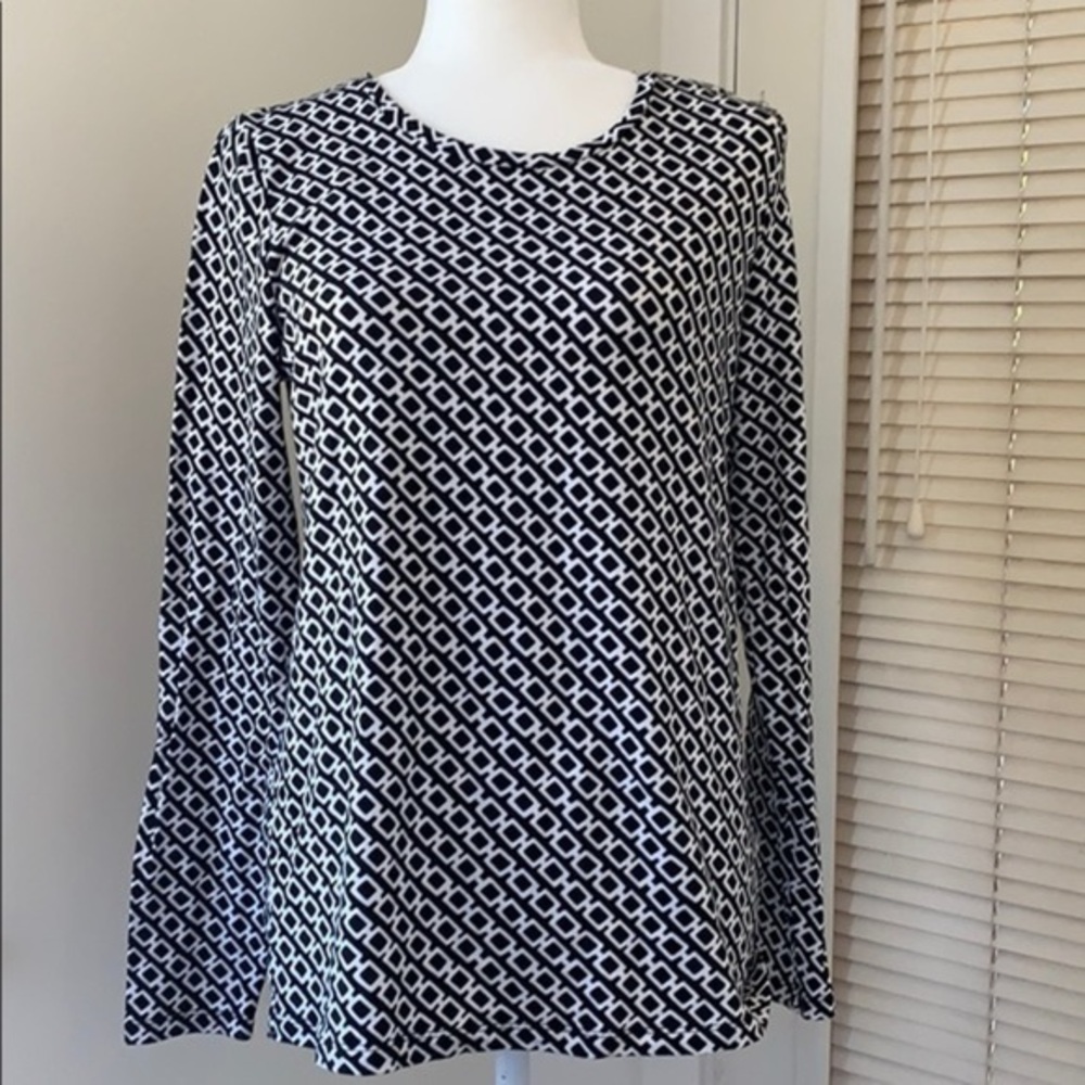 𝅺Karl Lagerfeld long sleeved pullover.  Size M